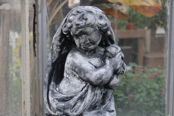 Estátua Uma Criança Jardim — Fotografia de Stock