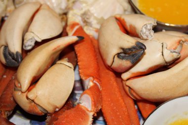 Ekmek ve tereyağlı buğulanmış yengeç bacağı.