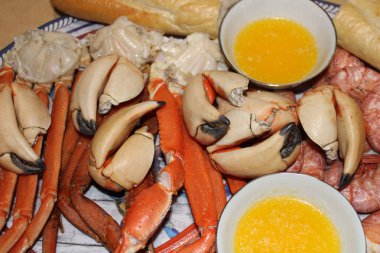 Ekmek ve tereyağlı buğulanmış yengeç bacağı.