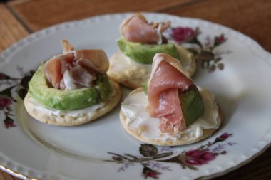 Prosciutto Jambon, Avokado ve Krem Peynirli Kraker Üstü Güzel Çin. 