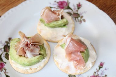 Prosciutto Jambon, Avokado ve Krem Peynirli Kraker Üstü Güzel Çin. 