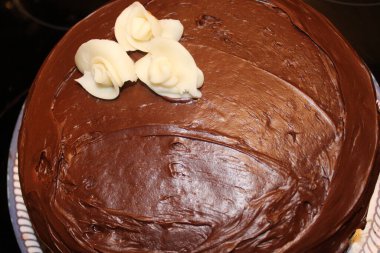 Beyaz Fondant Gülleri ile Çikolatalı Doğum Günü Pastası. 