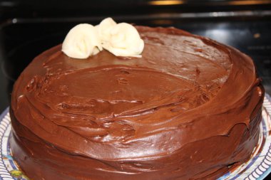 Beyaz Fondant Gülleri ile Çikolatalı Doğum Günü Pastası. 