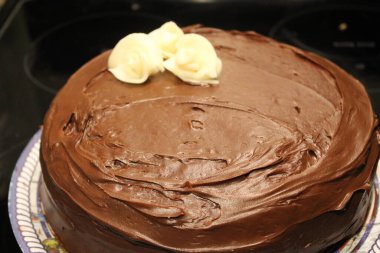 Beyaz Fondant Gülleri ile Çikolatalı Doğum Günü Pastası. 