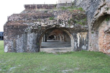 Fort Pickens Fort in Gulf Breeze Ulusal Parkı çevresindeki manzara Pensacola Florida ABD 21 Temmuz 2022