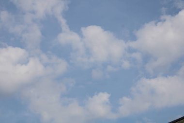 Florida, ABD 'de parlak güneşli bir günde Parlak Beyaz Kabarık Cumulus Bulutları. 