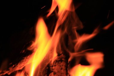 Siyah arkaplanı olan yangın alevleri