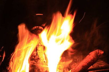 Siyah arkaplanı olan yangın alevleri