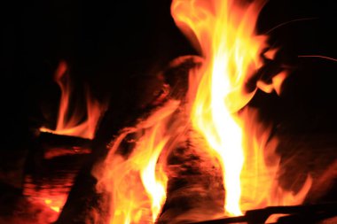 Siyah arkaplanı olan yangın alevleri