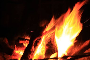 Siyah arkaplanı olan yangın alevleri