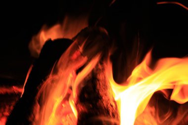 Siyah arkaplanı olan yangın alevleri