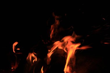 Siyah arkaplanı olan yangın alevleri