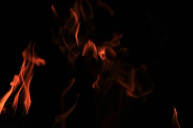 Siyah arkaplanı olan yangın alevleri