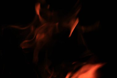 Siyah arkaplanı olan yangın alevleri