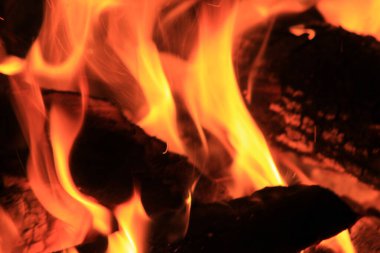 Siyah arkaplanı olan yangın alevleri