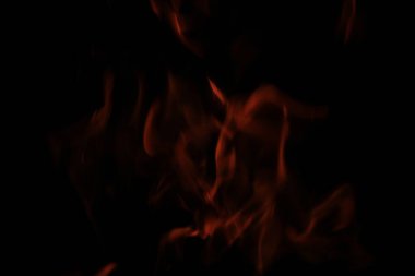 Siyah arkaplanı olan yangın alevleri