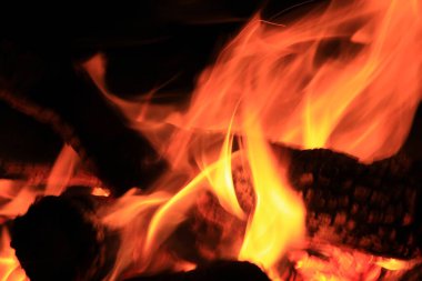 Siyah arkaplanı olan yangın alevleri