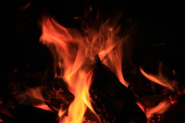 Siyah arkaplanı olan yangın alevleri