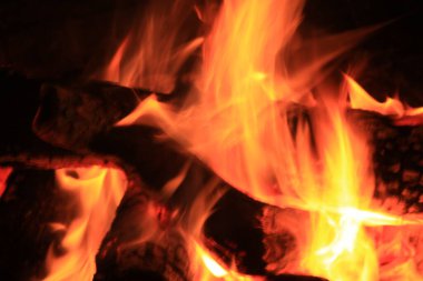 Siyah arkaplanı olan yangın alevleri