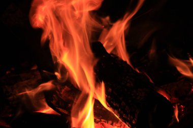 Siyah arkaplanı olan yangın alevleri