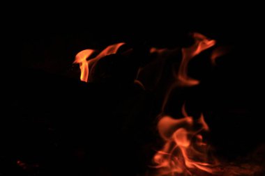 Siyah arkaplanı olan yangın alevleri