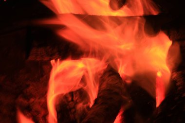 Siyah arkaplanı olan yangın alevleri