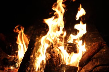 Siyah arkaplanı olan yangın alevleri