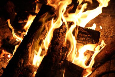 Siyah arkaplanı olan yangın alevleri