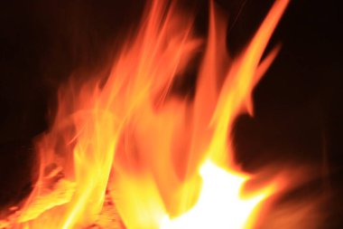 Siyah arkaplanı olan yangın alevleri