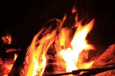 Siyah arkaplanı olan yangın alevleri