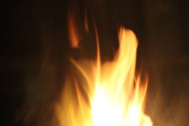 Siyah arkaplanı olan yangın alevleri