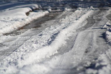 Buzlu bir karlı yolda lastik izleri Kontrastla Kapalı. 