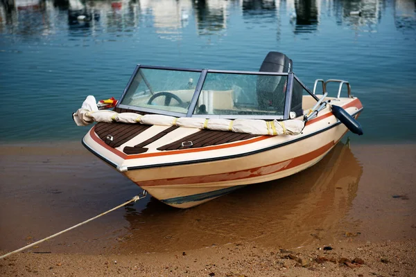 Лодка Воде Рядом Пляжем Дневной Свет Избирательная Резкость — стоковое фото