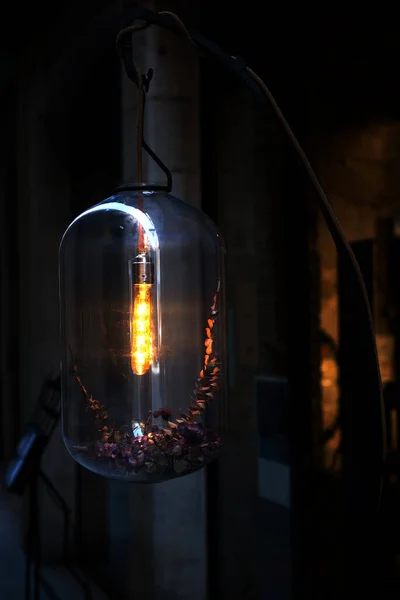 Magická Lampa Květinami Uvnitř Tmavém Pozadí Pouliční Světlo Selektivní Ostrost — Stock fotografie