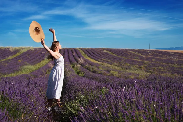 Ung Kvinna Provence Stil Klänning Och Hatt Står Framför Lavendel — Stockfoto
