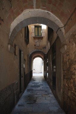 Antik Gotik Girona Caddesi, Katalonya, İspanya. Gün ışığı, seçici keskinlik