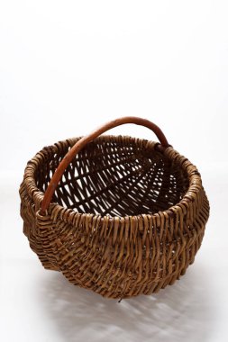 Beyaz arka planda soldan gelen sepet. Bahçe ve dekor için nesne