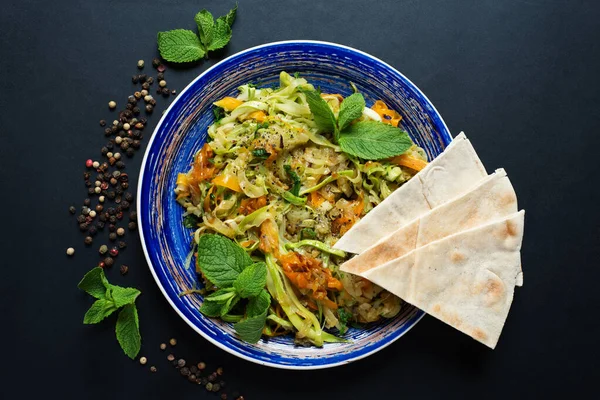 Haşlanmış soğan, havuç ve kabak aperatifi, baharatlı sarımsak ve biber karışımı. Lezzetli ev yapımı diyet atıştırmalığı