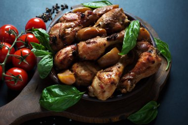 Soya sosu ve baharatla pişirilmiş tavuk budu. Ev yapımı yemek.