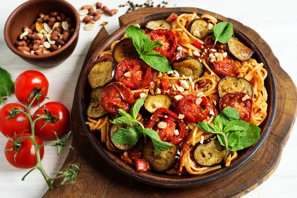 素食面食配以茄子和西红柿配以蔬菜酱 美味的健康食品 免版税图库图片