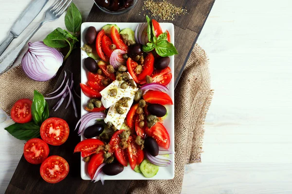 Klassischer Griechischer Salat Mit Tomaten Oliven Roten Zwiebeln Gurken Und Stockbild