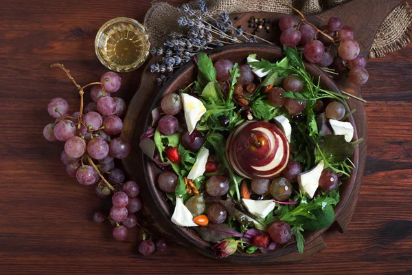 Brie Peynirli Parlak Lezzetli Salata Kırmızı Armut Üzüm Roka Fındık — Stok fotoğraf
