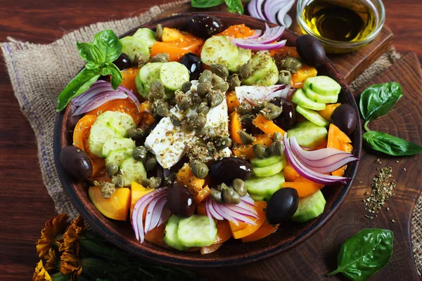 Klasik Yunan Salatası Sarı Domates Salatalık Zeytin Kapari Yumuşak Peynir Stok Resim