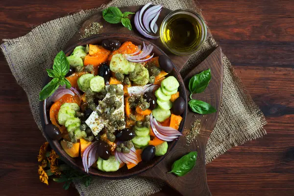Klasik Yunan Salatası Sarı Domates Salatalık Zeytin Kapari Yumuşak Peynirli Telifsiz Stok Imajlar