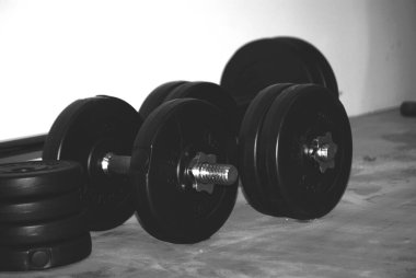 Bahçenin arka planında ağaçlar olan eski çeşmenin güzel manzarası