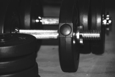 Bahçenin arka planında ağaçlar olan eski çeşmenin güzel manzarası