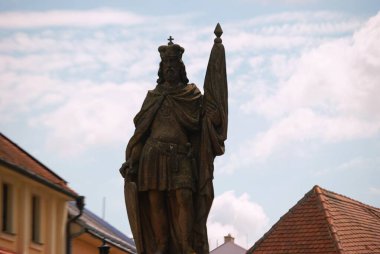 Şehirde bir kadın heykeli, Kromeriz.