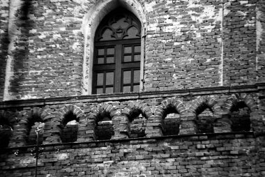 Ortaçağ taş duvarlı pencere