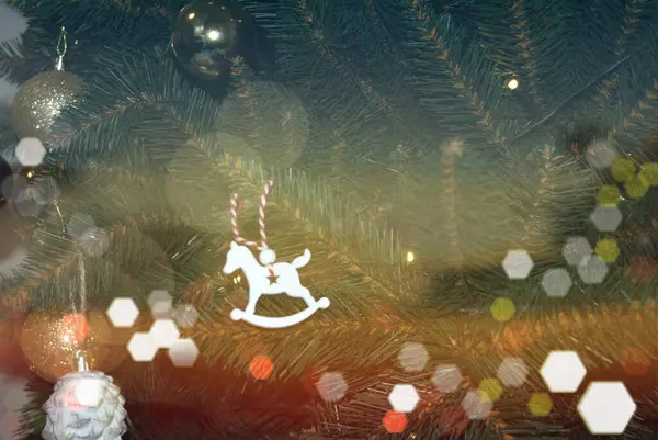 Süslü bir Noel ağacı ve sallanan bir at.