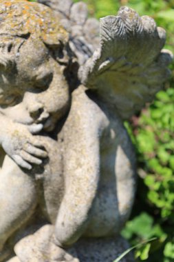 Genç bir adamın heykeli